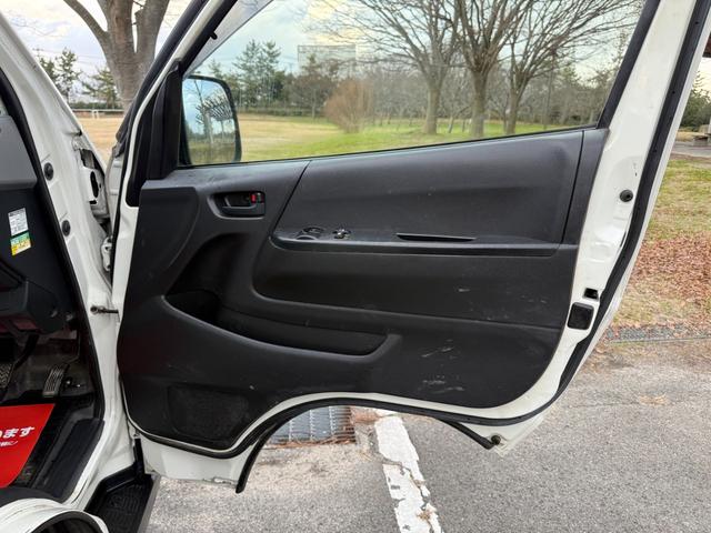 ハイエースバン 4WD ディーゼルターボ 9人乗り オートマ スライドドア 3列シート ETC キーレス ナビ TV Bluetooth リアヒーター・クーラー 車検R8年6月 タイベル交換歴有 パワステ PW(60枚目)