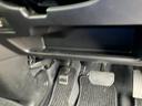 運転席の膝元にも収納スペースがあります。