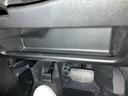 運転席の膝元にも収納スペースがあります。