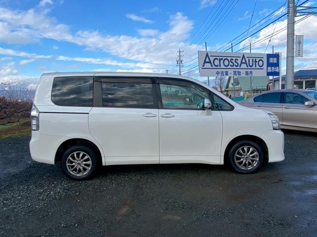 ヴォクシー X Lエディション フルタイム4WD ナビ バックカメラ TV 両側パワースライドドア 三列シート 衝突安全ボディ エアバック パワステ パワーウィンドウ ABS キーレス付き ETC(4枚目)