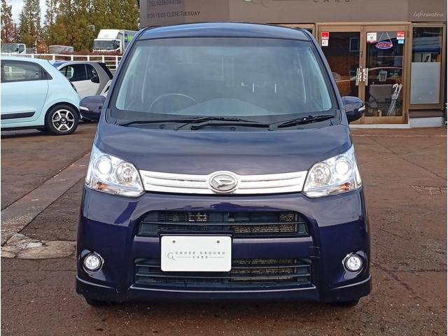 ムーヴ カスタム　ＲＳ　４ＷＤ　ターボ　ダイハツ純正１４インチＡＷ　スマートキー　ｍｏｍｏステアリング　オートエアコン　シート洗浄済み　純正ＨＩＤ　純正フォグ（2枚目）