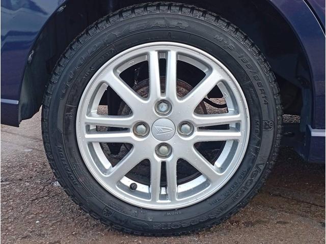 ムーヴ カスタム　ＲＳ　４ＷＤ　ターボ　ダイハツ純正１４インチＡＷ　スマートキー　ｍｏｍｏステアリング　オートエアコン　シート洗浄済み　純正ＨＩＤ　純正フォグ（11枚目）