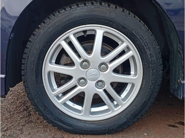 ムーヴ カスタム　ＲＳ　４ＷＤ　ターボ　ダイハツ純正１４インチＡＷ　スマートキー　ｍｏｍｏステアリング　オートエアコン　シート洗浄済み　純正ＨＩＤ　純正フォグ（13枚目）