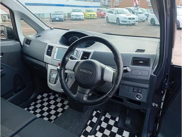 ムーヴ カスタム　ＲＳ　４ＷＤ　ターボ　ダイハツ純正１４インチＡＷ　スマートキー　ｍｏｍｏステアリング　オートエアコン　シート洗浄済み　純正ＨＩＤ　純正フォグ（16枚目）