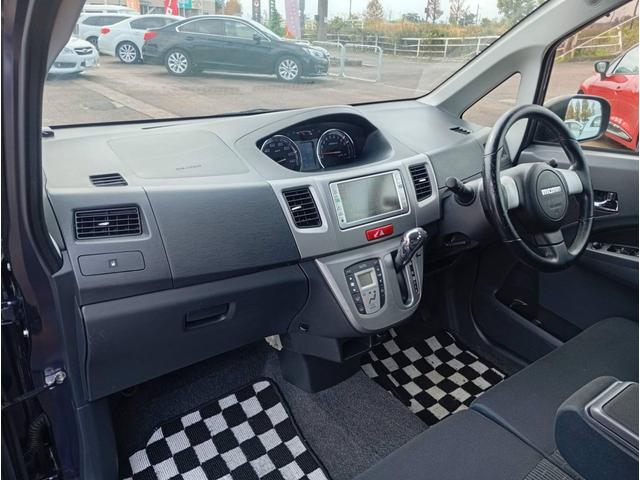 ムーヴ カスタム　ＲＳ　４ＷＤ　ターボ　ダイハツ純正１４インチＡＷ　スマートキー　ｍｏｍｏステアリング　オートエアコン　シート洗浄済み　純正ＨＩＤ　純正フォグ（18枚目）