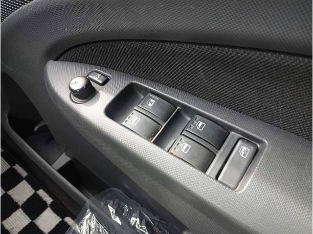 ムーヴ カスタム　ＲＳ　４ＷＤ　ターボ　ダイハツ純正１４インチＡＷ　スマートキー　ｍｏｍｏステアリング　オートエアコン　シート洗浄済み　純正ＨＩＤ　純正フォグ（31枚目）