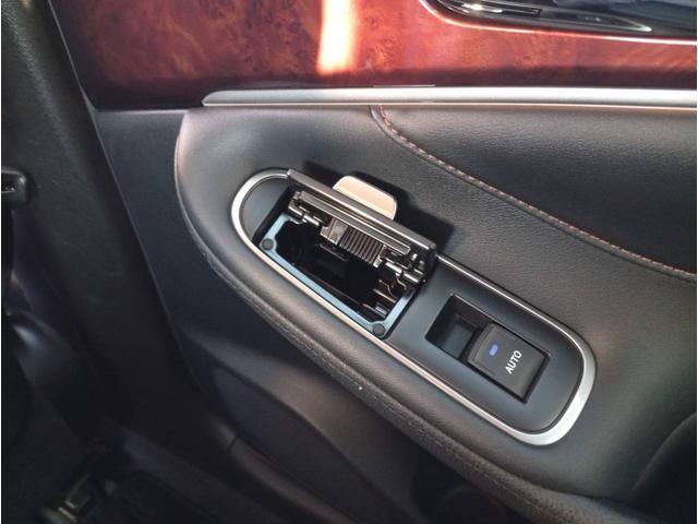 クラウンマジェスタ Ｆバージョン　レザーシート　色替黒　社外エアロ　社外リアスポイラー　社外２０ＡＷ　ＲＳＲ車高調　純正ＳＤナビ　Ｂｌｕ－ｒａｙ　クルコン　全席パワーシート　シートヒーター　サンシェード　ドアイージークローザー（36枚目）