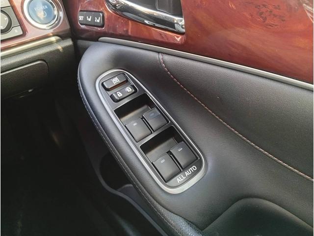 クラウンマジェスタ Ｆバージョン　レザーシート　色替黒　社外エアロ　社外リアスポイラー　社外２０ＡＷ　ＲＳＲ車高調　純正ＳＤナビ　Ｂｌｕ－ｒａｙ　クルコン　全席パワーシート　シートヒーター　サンシェード　ドアイージークローザー（50枚目）