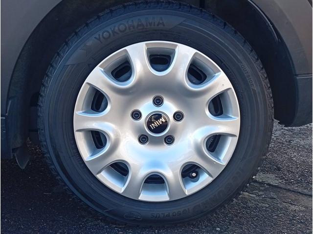 MINI ワン 純正HDDナビ 社外地デジチューナー ETC スタッドレスタイヤ 純正15インチホイール 純正LEDヘッドライト 純正LEDフォグ バックフォグ 室内クリーニング済み スペアキー(12枚目)