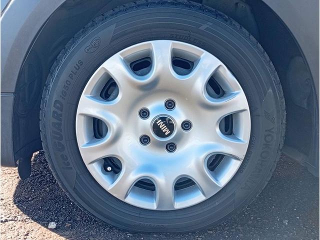 MINI ワン 純正HDDナビ 社外地デジチューナー ETC スタッドレスタイヤ 純正15インチホイール 純正LEDヘッドライト 純正LEDフォグ バックフォグ 室内クリーニング済み スペアキー(13枚目)