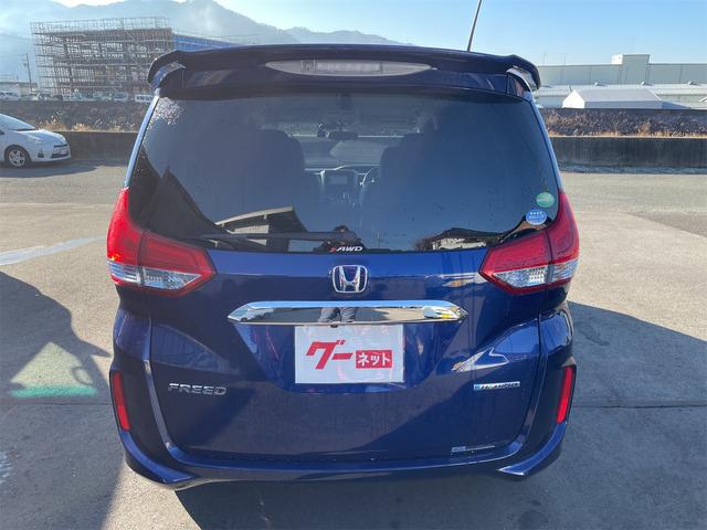 フリードハイブリッド ハイブリッド・Ｇホンダセンシング　スマキー　衝突軽減システム　クルコン　シートＨ　サイドカーテンエアバック　ウォークスルー　ドラレコ　ＬＥＤライト　オートエアコン　４ＷＤ　ＵＳＢ接続　ハーフレザー　リヤカメラ　Ｂｌｕｅｔｏｏｔｈ音楽（3枚目）
