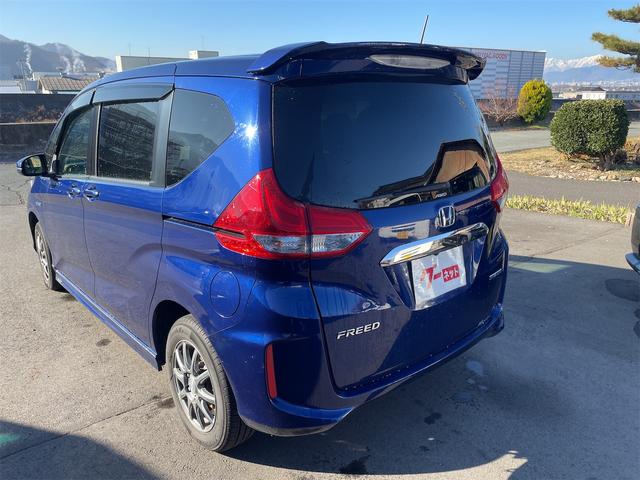フリードハイブリッド ハイブリッド・Ｇホンダセンシング　スマキー　衝突軽減システム　クルコン　シートＨ　サイドカーテンエアバック　ウォークスルー　ドラレコ　ＬＥＤライト　オートエアコン　４ＷＤ　ＵＳＢ接続　ハーフレザー　リヤカメラ　Ｂｌｕｅｔｏｏｔｈ音楽（9枚目）