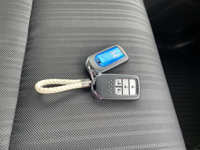 フリードハイブリッド ハイブリッド・Ｇホンダセンシング　スマキー　衝突軽減システム　クルコン　シートＨ　サイドカーテンエアバック　ウォークスルー　ドラレコ　ＬＥＤライト　オートエアコン　４ＷＤ　ＵＳＢ接続　ハーフレザー　リヤカメラ　Ｂｌｕｅｔｏｏｔｈ音楽（21枚目）