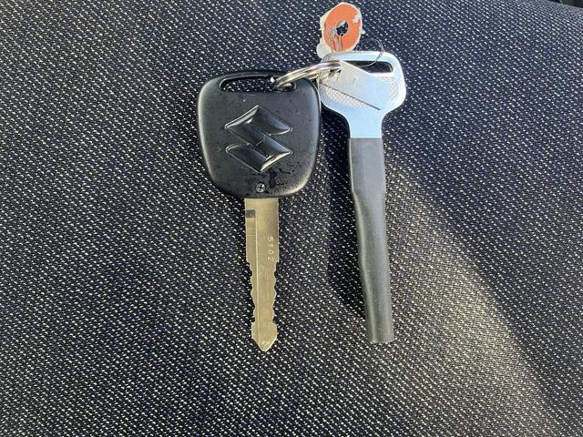 キーレスエントリーボタン付きのキーです。スペアのキーも付属しています。