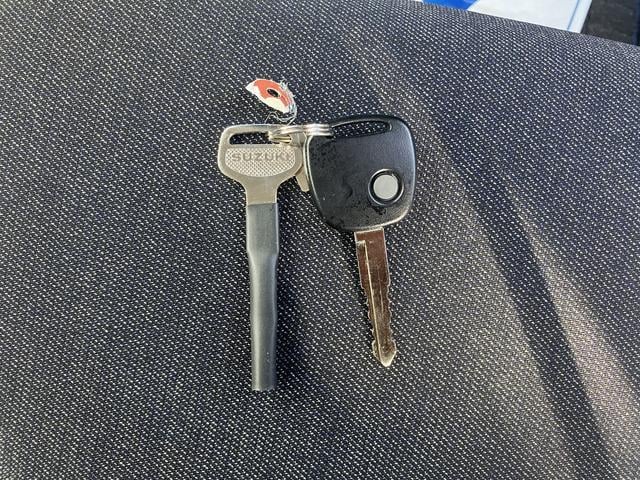 キーレスエントリーボタン付きのキーです。スペアのキーも付属しています。