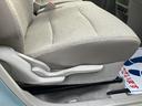運転席はシートリフター付きです。