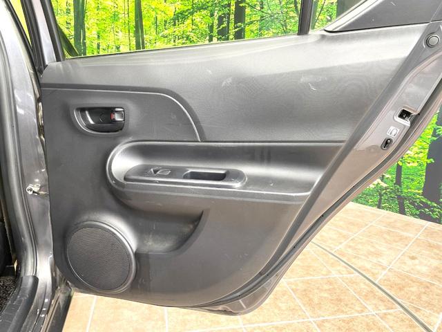 アクア S 純正SDナビ バックカメラ ETC オートエアコン Bluetooth接続 CD/DVD再生 フルセグTV キーレスエントリー 盗難防止システム 横滑り防止システム 電動格納ミラー プライバシーガラス(50枚目)