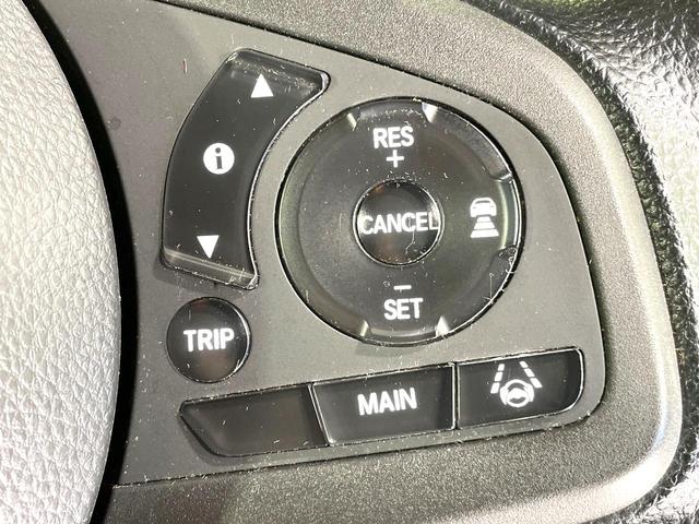 【クルーズコントロール】高速道路もラクラク走行。アクセルを離しても一定速度で走行ができ、長距離運転時の負担を軽減!加速・減速も簡単なスイッチ操作で調整できます。