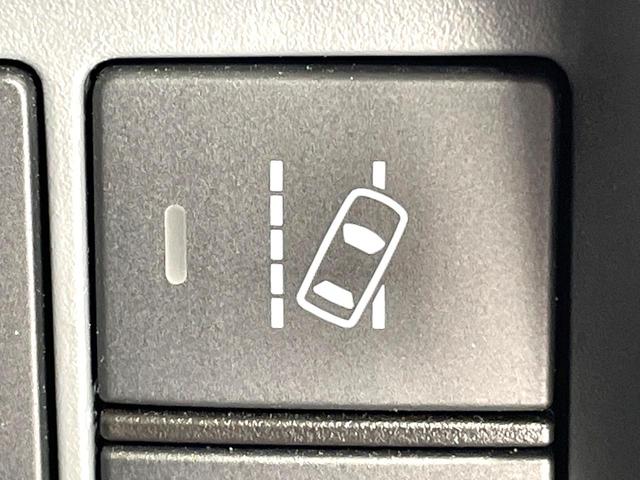 【車線逸脱警報】道路上の白(黄)線を認識し、意図せず走行中の車線からはみ出しそうになった時、メーター内の警告灯とブザーで注意喚起してくれる安心・安全機能です♪