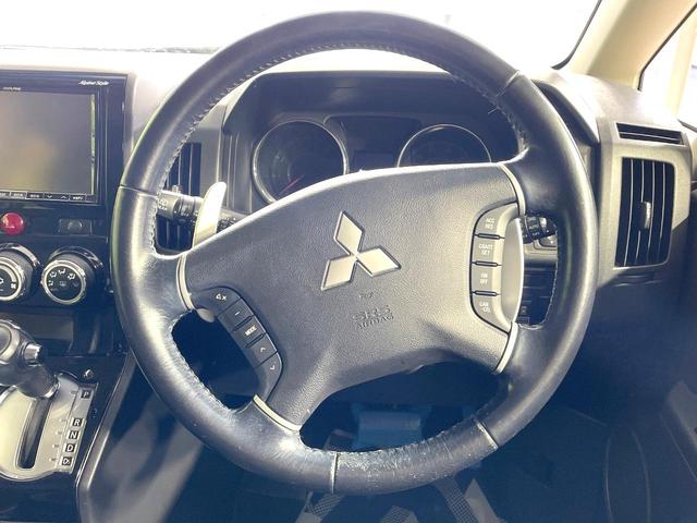 インテリアに合わせたデザインのステアリングは、運転される方のことも考え、運転しやすい形状、大きさです。是非一度、実際に触ってお確かめください。