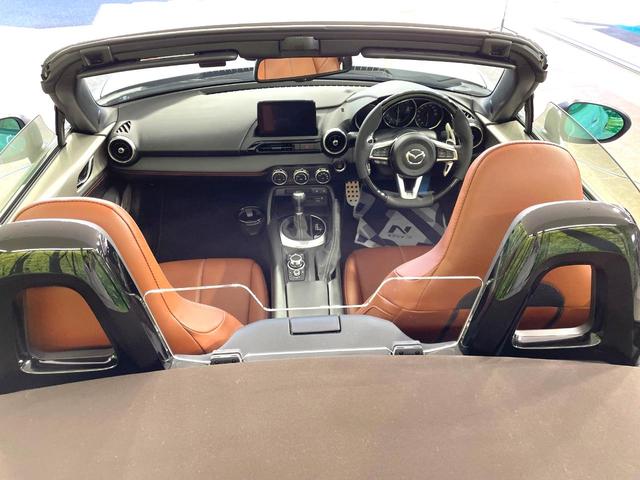 ロードスター ブラウン・トップ SDナビ バックカメラ 衝突被害軽減システム 禁煙車 レザーシート ドラレコ スマートキー LEDヘッド ビルトインETC クルコン オートハイビーム 車線逸脱警報 オートライト オートエアコン(2枚目)