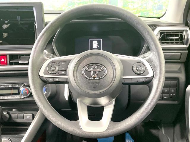 �C���e���A�ɍ��킹���f�U�C���̃X�e�A�����O�́A�^�]�������̂��Ƃ��l���A�^�]���₷���`��A�傫���ł��B�����x�A���ۂɐG���Ă��m���߂��������B