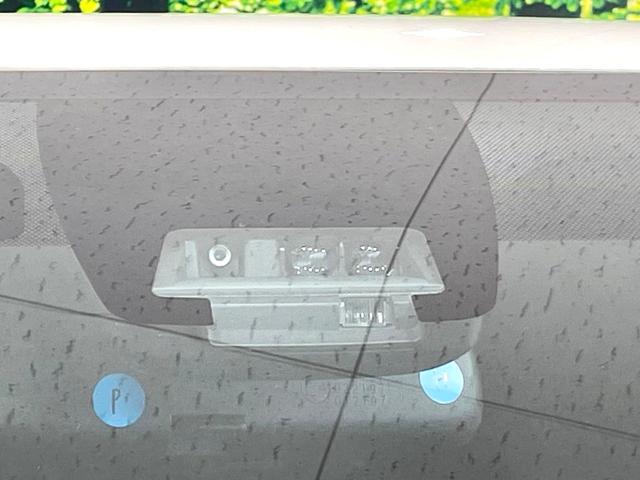 【プリクラッシュセーフティ】前方の車両等を検知し、衝突しそうな時は警報で注意を促し、ブレーキを踏む力をサポート。ブレーキを踏めなかった場合は衝突被害軽減ブレーキが作動、衝突回避をサポートします。