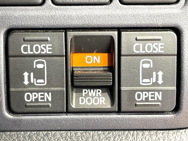 【両側パワースライドドア】スマートキーや運転席のスイッチで後席両側スライドドアの開閉が可能♪電動だから力を入れてドアを開ける必要が無く、小さなお子様でも簡単に開け閉めでき快適です♪