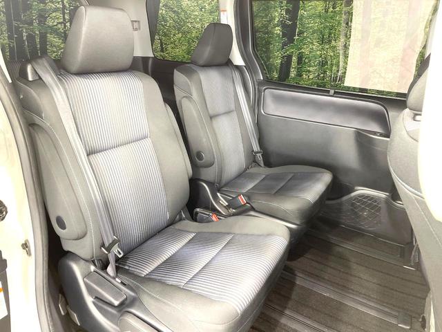 二列目中央はウォークスルーとなっております。二列目と三列目の移動や乗り降りがとっても楽になるので、乗り降りの際もストレスを感じることはありません♪