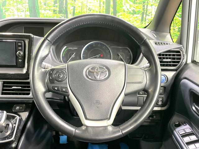 インテリアに合わせたデザインのステアリングは、運転される方のことも考え、運転しやすい形状、大きさです。是非一度、実際に触ってお確かめください。