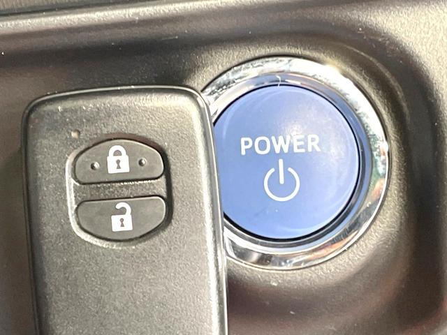 【スマートキー】カバンやポケットに入れたままでもドアの施錠・解錠が可能なスマートキーを装備。エンジンのオン・オフ時もカギを取り出す必要が無いからとっても便利です♪