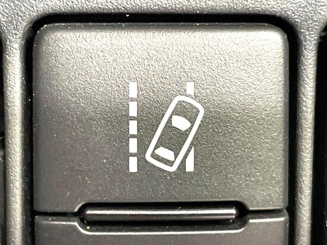 【車線逸脱警報】道路上の白（黄）線を認識し、意図せず走行中の車線からはみ出しそうになった時、メーター内の警告灯とブザーで注意喚起してくれる安心・安全機能です♪