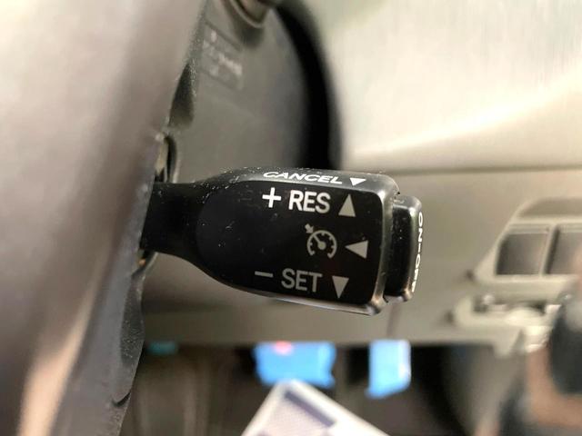 【クルーズコントロール】高速道路もラクラク走行。アクセルを離しても一定速度で走行ができ、長距離運転時の負担を軽減！加速・減速も簡単なスイッチ操作で調整できます。