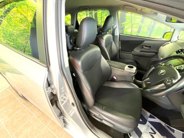 【合皮レザーシート】汚れのふき取りが容易でメンテナンスもが簡単な、機能性に優れる合成皮革を採用した上質なシートです。座り心地もよく、高級感あふれる心地良い車内空間を演出してくれます。