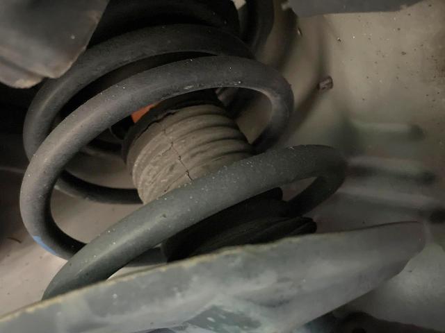 お車を安心してお乗りいただく為には、足回りの定期点検が欠かせません。サービスサポート（有償保証）では無料点検もご提供しており、安心のカーライフをお過ごしいただけるサポート体制が整っています。