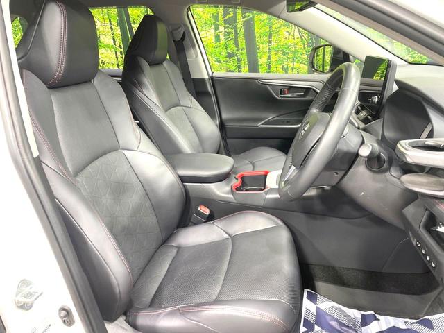 【合皮レザーシート】汚れのふき取りが容易でメンテナンスもが簡単な、機能性に優れる合成皮革を採用した上質なシートです。座り心地もよく、高級感あふれる心地良い車内空間を演出してくれます。