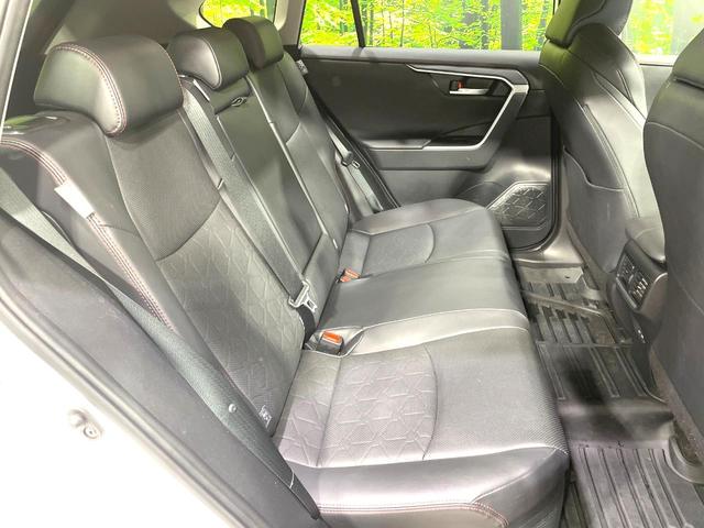 後部座席も気になるようなキズ・汚れやへたり等、大きなダメージはなく、良好な状態です。