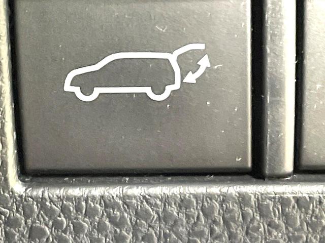 【ハンズフリーパワーバックドア】リアバンパー下部に足先を出し入れするだけでバックドアが自動で開閉♪両手が荷物でふさがっている時でもラクラク開閉操作が行えます！