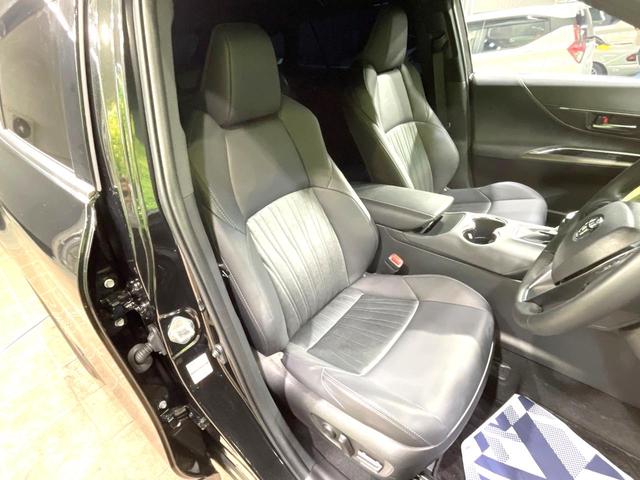 【ハーフレザーシート】高級感と座り心地を両立した人気のシート♪背面・座面のファブリック素材は、通気性の良さや滑りにくさに優れています。気温や服装に左右されず快適にお乗りいただけます。