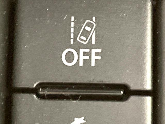 【車線逸脱抑制機能】高速道路走行時、車線からはみ出しそうな時にステアリングを制御し車線内を走行する様にアシスト。より安全な運転をサポートしてくれます！