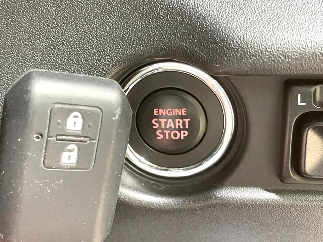 【キーレススタートシステム】カバンやポケットに入れたままでもドアの施錠・解錠が可能なスマートキーを装備。エンジンのオン・オフ時もカギを取り出す必要が無いからとっても便利です♪