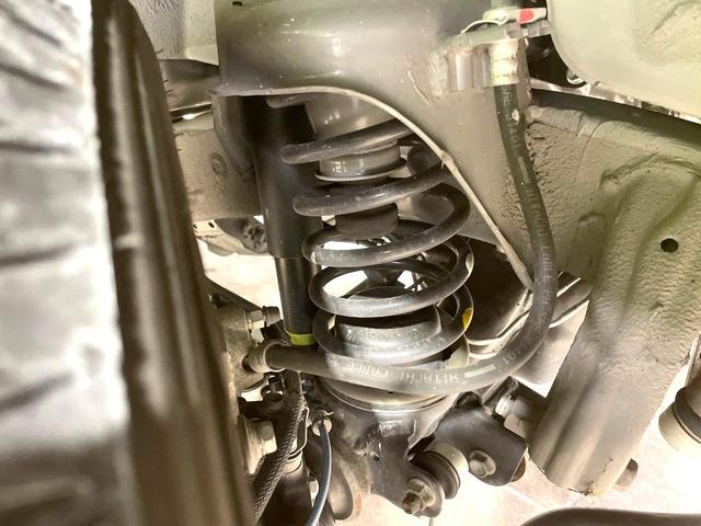 お車を安心してお乗りいただく為には、足回りの定期点検が欠かせません。サービスサポート（有償保証）では無料点検もご提供しており、安心のカーライフをお過ごしいただけるサポート体制が整っています。