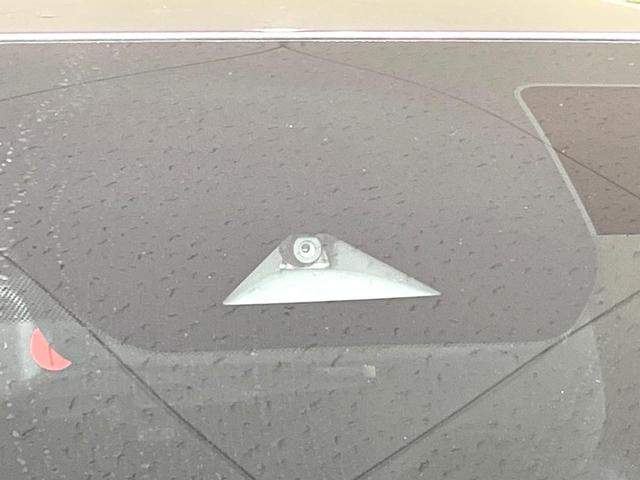 【インテリジェントエマージェンシーブレーキ】フロントカメラで前方の車両や歩行者を検知。衝突しそうな時は衝突被害軽減ブレーキが作動、衝突回避をサポート。より安全にドライブをお楽しみいただけます。