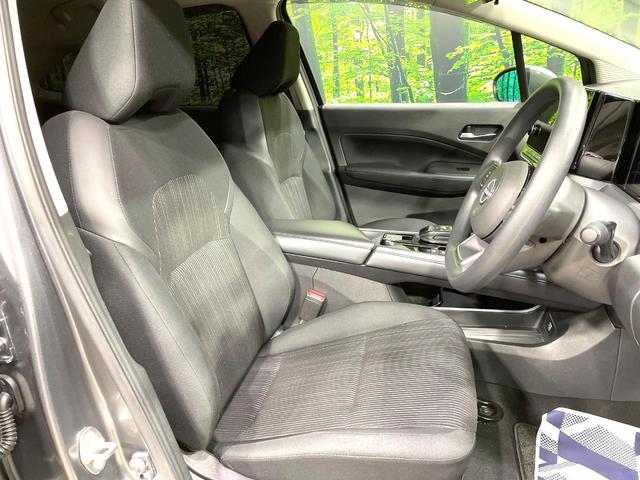 運転席まわりには十分なスペースがあり、大柄な方でもゆったり運転していただける環境です。