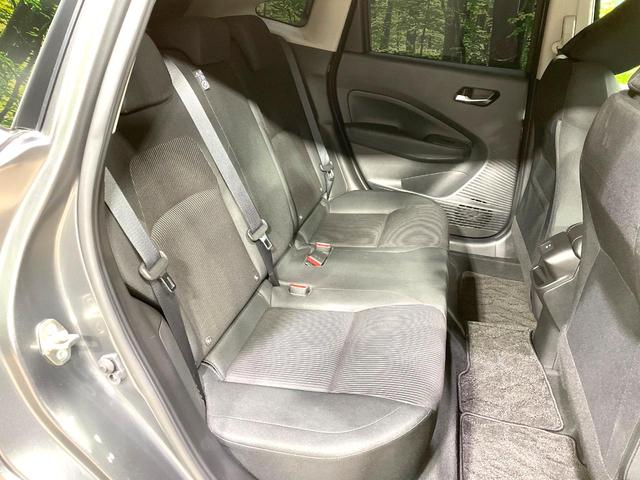 コンパクトカーですが、セカンドシートは十分な広さがあり快適にお乗りいただけます♪シートを倒して大きな荷物を積んだりと、用途の幅が広い１台です。
