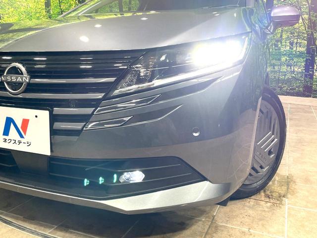 【ＬＥＤヘッドライト】悪天候や夜間走行時も良好な視界を確保し安心して運転できる高輝度ＬＥＤヘッドライトを装備！点灯速度が早く、消費電力も抑えられています。