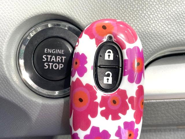 【キーレススタートシステム】カバンやポケットに入れたままでもドアの施錠・解錠が可能なスマートキーを装備。エンジンのオン・オフ時もカギを取り出す必要が無いからとっても便利です♪