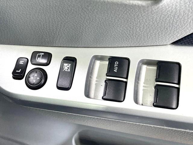 【電動格納ミラー】サイドミラーは電動格納式となっており、狭い駐車場でもキズがつくリスクを抑えられます。