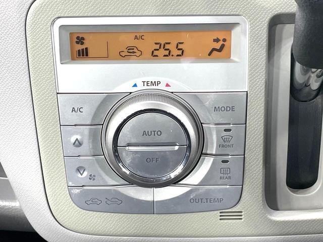 【オートエアコン】一度お好みの温度に設定すれば、車内の温度を検知し風量や温度を自動で調整。暑い…寒い…と何度もスイッチ操作をする必要はありません。快適な車内空間には必須の機能ですね♪