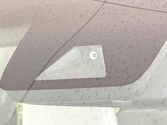 【トヨタセーフティセンス】走行中に前方の車両等を認識し、衝突しそうな時は警報とブレーキで衝突回避と被害軽減をアシスト。より安全にドライブをお楽しみいただけます。